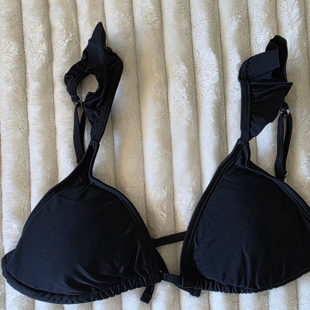 HALARA Black Ruffle Strap Triangle Swim Top; Medium‎